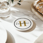Elegant Brass Black Round Anpassningsbar Monogram  Underlägg<br><div class="desc">Dryckdrycken runt personlig i elegant underlägg en typisk anpassningsbar-serif-monogram som initialt i antika guld / mässing med ditt efternamn i det moderna svarta kalligrafiskriptet mot en ren vit bakgrund. En enkel svart cirkel ramarna på designen. Du kan anpassa färg-schemat så att det passar perfekt med din hemdekanter.</div>