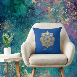 Elegant Breathe Deep Royal Blue och Guld Mandala Kudde