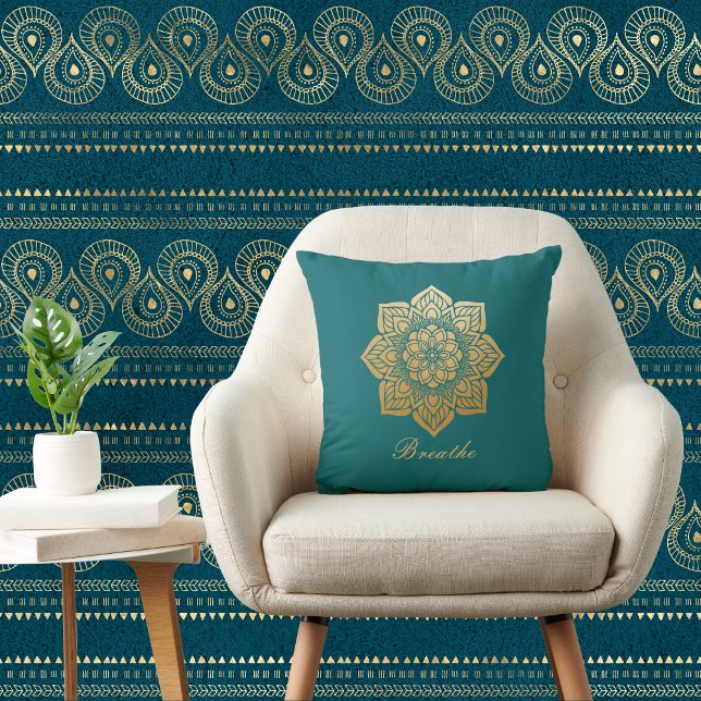 Elegant Breathe Grönt och Guld Mandala Kudde (Skapare uppladdad)