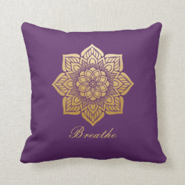Elegant Breathe Lila och Guld Mandala Kudde