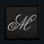 Elegant Brev M Monogram med mousserande diamanter Minnesask<br><div class="desc">Elegantens svarta och vita gnistrande diamanter initialt brev M. Annat brev kommer snart. Skicka e-post till dig för att få den tidigare eftersom det tar tid att göra det här. Detta är ett bilder av diamanter och inte äkta eller falsk.</div>