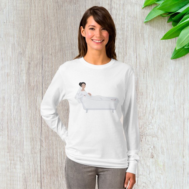 Elegant Bride Relaxing i Bathtub Bröllop Design T Shirt (Skapare uppladdad)