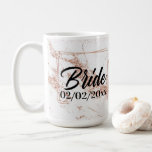 Elegant Bride: Ro Guld Firande Kaffemugg<br><div class="desc">Den här eleganten har ord "Bride" i sofistikerat skript,  perfekt centrerat i ett känsligt ro guld-geometriskt ram. Nedan väntar ett platshållardatum "02/02/20xx" på anpassning. De lyxaktiga vita marmorbakgrundshimrarna med kaskadande ro guld glitter,  som skapar ett vackert,  modernt och romantiskt estetiskt,  idealiskt för tillfälle med bröllop.</div>