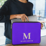 Elegant Bright Blue Monogram Laptop sleeve<br><div class="desc">Elegant Bright Blue Monogram Laptop sleeve Skydda din bärbara dator med det ljusblå och beige typsnittet laptop sleeve. Anpassa den enkelt med din egen namn (eller något annat namn) genom att klicka på "PERSONALISERA DENNA MALL". Det här laptop sleeve är till för dem som vill skydda den bärbara datorn med...</div>