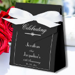 Elegant bröllop-årsdag - enkel Chic svart Presentaskar<br><div class="desc">Enkel Elegant bröllop-årsdag, Personlig Namn Modern Chic Black Favor Box. Favoritlåda för klassisk elegant personlig Bröllop-årsdagen med Bride och Groom Namn och Giftermål. Klicka på Anpassa den här mallen om du snabbt och enkelt vill anpassa ett års favoritruta på Bröllop-årsdagen med dina egna uppgifter. Elegant bröllop-årsdagen av den enkla Chicen...</div>