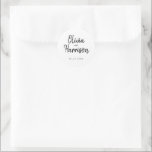 Elegant Bröllop-etikett Runt Klistermärke<br><div class="desc">Elegant Bröllop-etikettmall. Anpassa den här eleganten och snyggt bröllop-klistermärket med namn och datum. Innehåller svart kalligrafi-skript och minimalistisk vit bakgrund.</div>