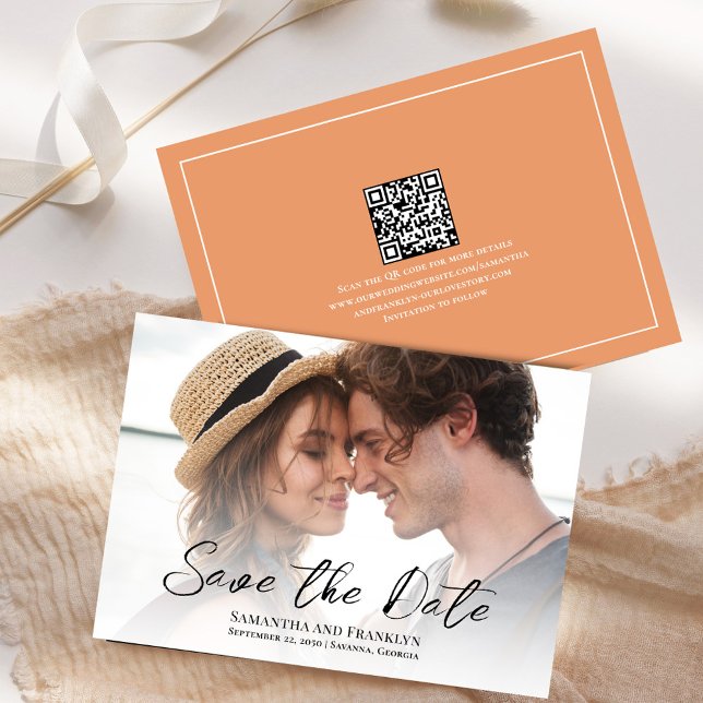 Elegant bröllop-fotopersika spara datumet (Wedding save the date photo card with peach background. )