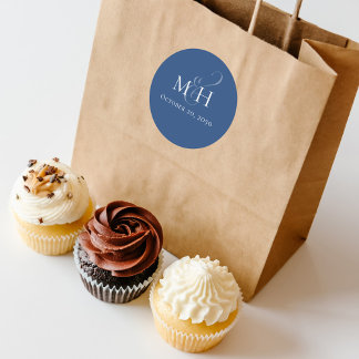 Elegant bröllop minimalistiskt monogram enkelt blå runt klistermärke