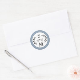 Elegant bröllop Modern Monogram Dusty Blue Favor Runt Klistermärke