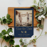 Elegant bröllop Monogram - fotospara datum Magnetisk Inbjudningskort<br><div class="desc">Meddela din speciella dag i stil med vårt foto från Elegant bröllop Monogram att spara datumet för den magnetiska inbjudan. Den här magnetn sparar datuminbjudan kombinerar elegans med praktisk användning, och ser till att dina gäster kommer ihåg ditt bröllop-datum på ett unikt och minnesvärt sätt. Vår spara datum magneter är...</div>
