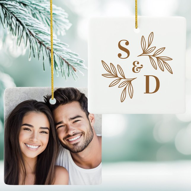 Elegant bröllop monogram grey löv julgransprydnad keramik (Elegant wedding monogram greenery leaves ceramic ornament)