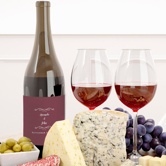 Elegant bröllop Namn Datum Kalligrafi Burgundy Vinflaska Etikett (Skapare uppladdad)
