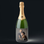 Elegant bröllop par Photo<br><div class="desc">Lägg till en personlig beröring till din bröllopsmottagning, förlovningsfest eller annat specialtillfälle med en anpassningsbar som sparkar vin/champagne med ett foto av bruden och brudgummen. Textmallen i den här designen innehåller namnen för bruden och brudgummen i ett modernt handskrivet teckensnitt tillsammans med deras bröllop-datum. Anpassa som du vill till kostym...</div>