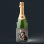 Elegant bröllop par Photo<br><div class="desc">Lägg till en personlig beröring till din bröllopsmottagning, förlovningsfest eller annat specialtillfälle med en anpassningsbar som sparkar vin/champagne med ett foto av bruden och brudgummen. Textmallen i den här designen innehåller namnen för bruden och brudgummen i ett modernt handskrivet teckensnitt tillsammans med deras bröllop-datum. Anpassa som du vill till kostym...</div>