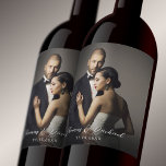 Elegant bröllop par Photo Vin-etikett Vinflaska Etikett<br><div class="desc">Lägg till en personlig beröring till din bröllopsmottagning, förlovningsfest eller annat specialtillfälle med en anpassningsbar vin-etikett med ett foto av bruden och brudgummen. Textmallen i den här designen innehåller namnen för bruden och brudgummen i ett modernt handskrivet teckensnitt tillsammans med deras bröllop-datum. Anpassa som du vill till kostym i tillfälle....</div>