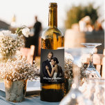 Elegant bröllop par Photo Vinflaska Etikett<br><div class="desc">Lägg till en personlig beröring till din bröllopsmottagning, förlovningsfest eller annat specialtillfälle med en anpassningsbar vin-etikett med ett foto av bruden och brudgummen. Textmallen i den här designen innehåller bridens och gruppens datum namn och bröllop. Anpassa som du vill till kostym i tillfälle. Ladda upp önskat foto ställe i exempelfotot....</div>