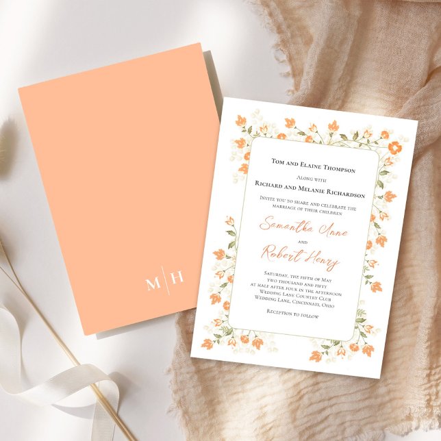 Elegant bröllop Peach Blommigt Greenery Inbjudningar (Elegant peach floral wedding invitation with monogram on the backside. )