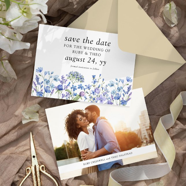 Elegant bröllop Periwinkle Wildblomfoto Spara Datumet (Photo Wedding Save the Date invitation from my Lilac + Periwinkle Wildflower Wedding Collection)