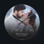 Elegant bröllop Photo Chic NewlyWed Rund Klocka<br><div class="desc">Den här elegantens fotoklocka är en vacker keepy för din bröllopsdag! Den unika kalligrafin lyder " Herr och fru" vid er anpassningsbar familj namn och datum. Lägg till ditt foto från bröllop och gör det till en perfekt för den nybildade bruden,  en årsdag eller ett nytt löfte!</div>