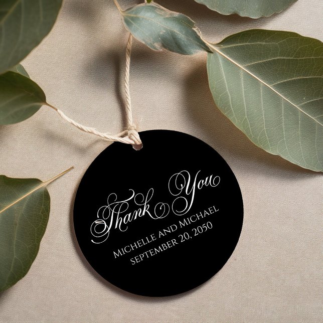 Elegant bröllop Simple Black and White Gåvor Etiketter (Elegant black and white calligraphy script favor tag.)