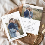 Elegant bröllop Spara datum för fotominimalistisk Spara Datumet<br><div class="desc">Bröllop spara datum-kort som har ett foto på framsidan och baksidan. Spara datumkorten innehåller en modern handskriven kursiv skripttypografi som är elegant,  enkel och modern till använda efter att du har minimalistisk enkel bröllopsdag firande.</div>