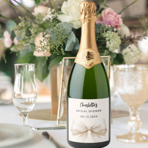Elegant bröllopsdusch med beige krämfärgad slinga