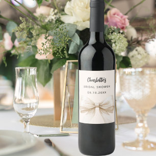 Elegant bröllopsdusch med beige krämfärgad slinga vinflaska etikett