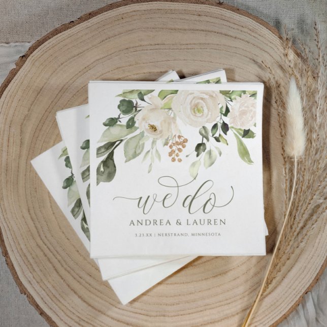 Elegant bröllopsgrönska bladverk Cocktail Vit Pappersservett (Wedding napkins with greenery and white flowers with the text "we do" personalized names.)