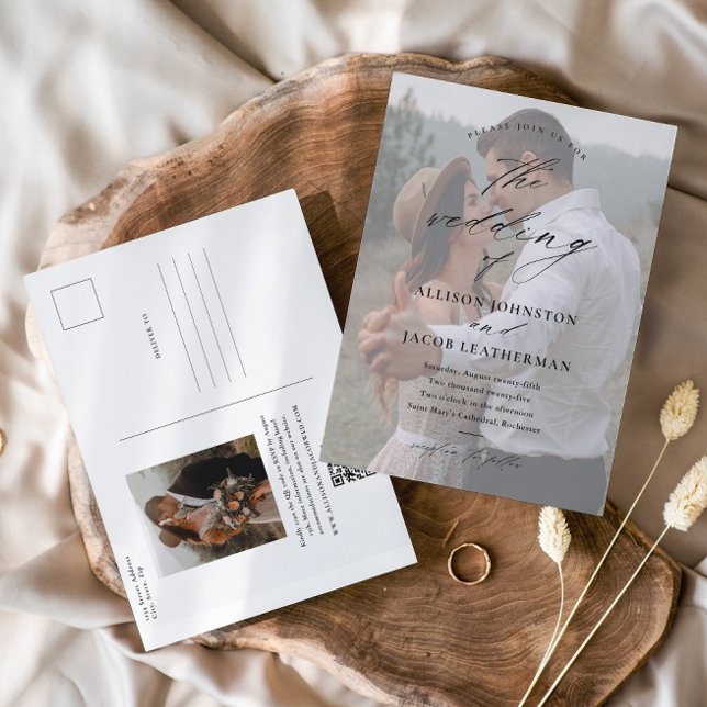 Elegant bröllopsinbjudan med QR-kod och foto Vykort (Elegant Script Photo Wedding Invitation Postcard with QR code RSVP.)