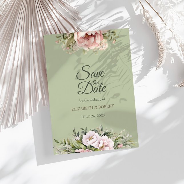 Elegant bröllopskort med mjukt rosa peon och gröns inbjudningar (Elegant Sage Green Peony Floral Save the Date Card on a sunny table with dry white botanicals)