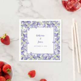 Elegant bröllopsliknande vinblå akvarellblomma på pappersservett