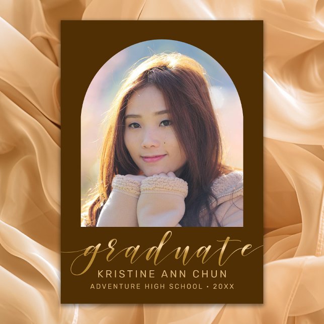 Elegant Brown Arch Guld-skript Foto Studenten Meddelande (Brown and Gold Script Photo Graduation Announcement)