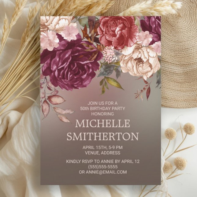 Elegant Brown Burgundy Ivory Blommigt 50:e födelse Inbjudningar (Burgundy and cream floral on brown fall-colored 50th birthday party invitation)