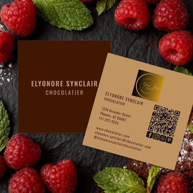 Elegant Brun Chocolatier Socialt Logo QR-kod  Fyrkantigt Visitkort (Skapare uppladdad)