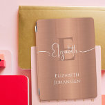 Elegant Brushed Copper Metall White Script Monogra iPad Mini Skydd<br><div class="desc">Höj din tekniska stil med vår Elegant Brushed Copper Metall White Script Monogram iPad Air Cover! Det här iPad Air-höljet, som är rört från luxuriöst kopparborstat metall, utplånar sofistikering och personligt smak. Anpassa den med ditt monogram i fet koppartext och ditt skript namn i elegant, vit typografi, vilket ger enheten...</div>
