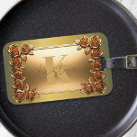 Elegant Brushed Guld och Bronze Ro Monogram Bagagebricka<br><div class="desc">Öka bagaget med den här eleganten bagagetaggen,  en kombination av klassisk lyx och modern design. Märkrn visar ett häpnadsväckande 3D-gräns av metallisk brons ro och löv som ställs in mot en elegant borstad bakgrund av guld. Anpassa den med ditt första och namn och förvandla väskan till ett namnteckning påstående.</div>