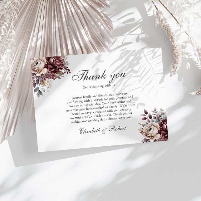 Elegant Burgunder Boho Blommig Bröllop Tack Kort (Elegant Burgundy Boho Floral Wedding Thank You Card on a sunny table with boho white botanicals)