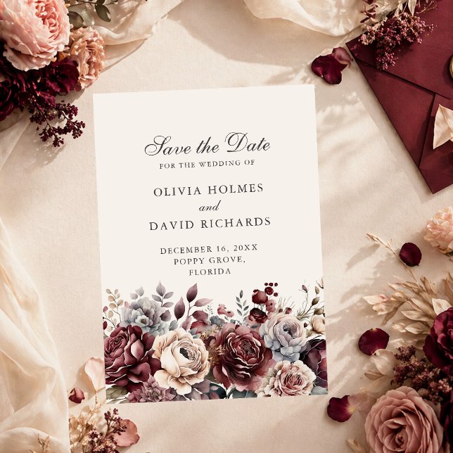 Elegant Burgunder & Dammros Blommig Spara Datum Datumet (Elegant Burgundy & Dusty Rose Floral Save the Date on a table with wedding decor and flowers)