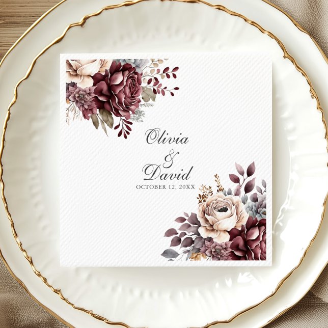 Elegant Burgunder & Damnros Blommig Bröllopsduk  Pappersservett (Personalized Boho Burgundy Floral Wedding Napkins in an elegant white and gold porcelain plate.)