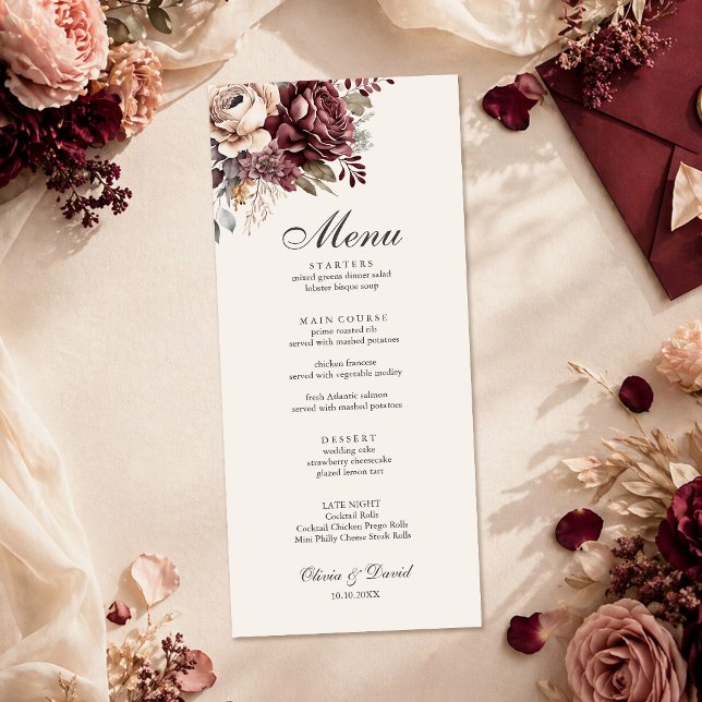 Elegant Burgunder & Damros Färgsättning Blommig Br Meny (Elegant Burgundy & Dusty Rose Floral Wedding Menu on a table with wedding decor and flowers)
