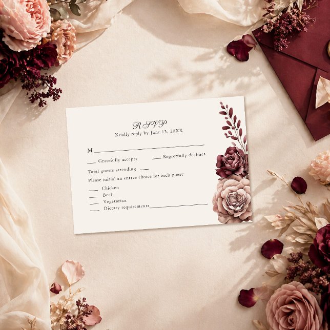 Elegant Burgunder & Damrosa Blommig Bröllops RSVP OSA Kort (Elegant Burgundy & Dusty Rose Floral Wedding RSVP Card on a table with wedding decor and flowers)