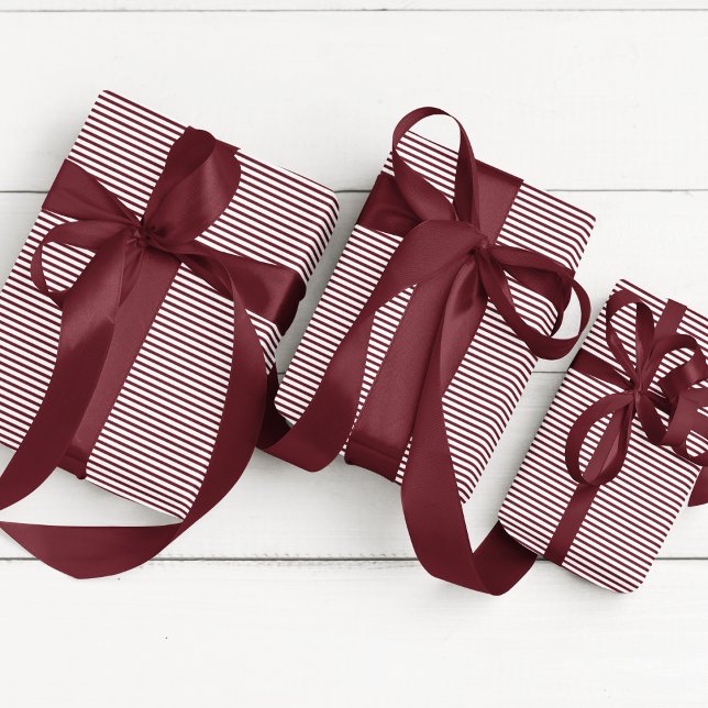 Elegant Burgunder tunn randig Presentpapper (Elegant Thin Striped Wrapping Paper with Burgundy and White Lines. Chic Fall Color. Moody Gift Wrap.)