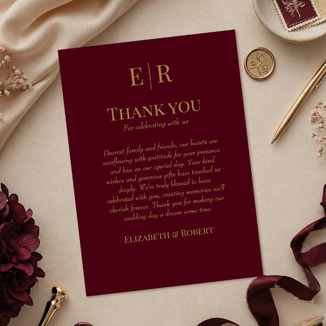 Elegant Burgunderröd Bröllop Tacksamhetskort med M Tack Kort (Elegant Burgundy Monogram Wedding Thank You Card on a table with burgundy wedding decor)
