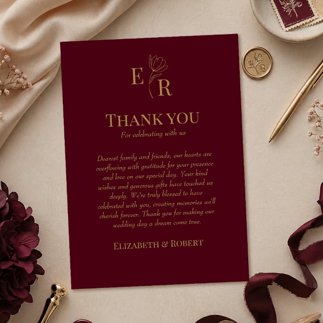 Elegant burgunderröd bröllopskort med blommotiv fö tack kort (Elegant Burgundy Floral Wedding Thank You Card on a wedding table with burgundy and gold decor)