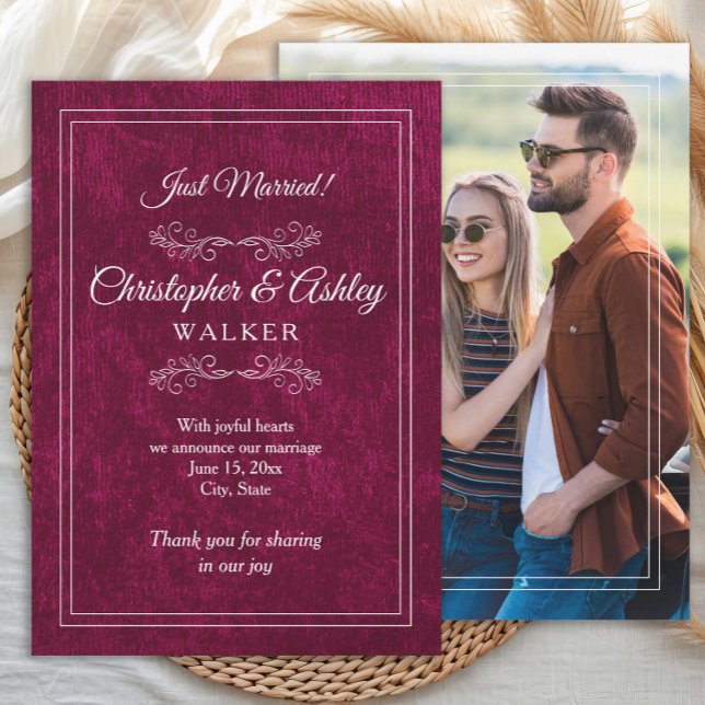 Elegant burgunderröd sammets bröllopsfotoannonseri (Burgundy/Berry wedding photo announcement)