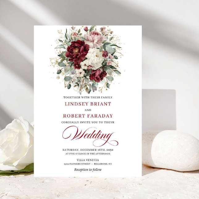Elegant Burgundervit Blommig Grönska Guld Bröllop Inbjudningar (Elegant Burgundy White Floral Greenery Gold Wedding)