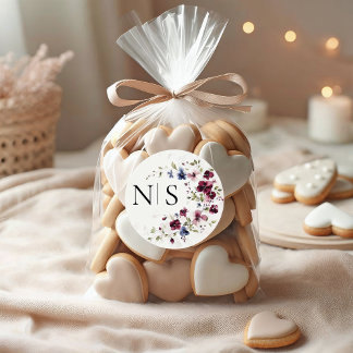 Elegant Burgundy Blommigt Monogram Initial Bröllop Runt Klistermärke