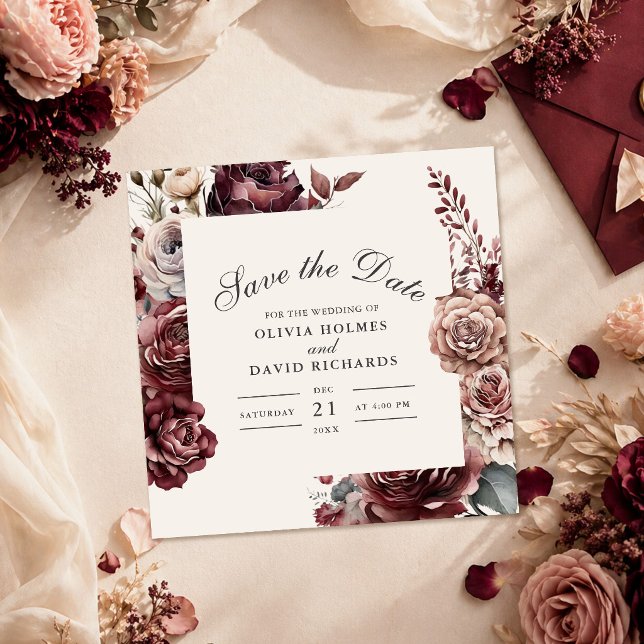 Elegant Burgundy & Dusty Rose Blommig Spara datum Datumet (Elegant Burgundy & Dusty Rose Floral Save the Date on a table with wedding decoration)