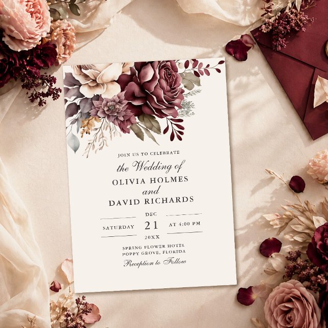 Elegant Burgundy och dammig rosa blomsterbröllop Inbjudningar (Elegant Burgundy & Dusty Rose Floral Wedding Invitation on a table with flowers and wedding decor)