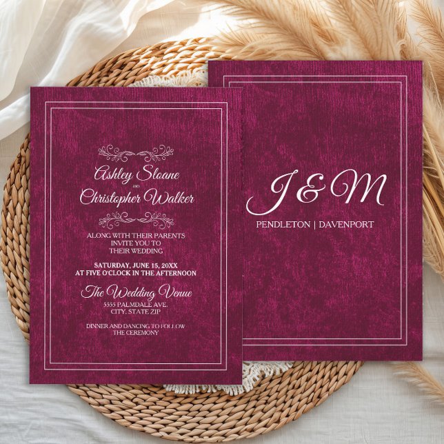 Elegant Burgundy Sammet Vit Monogram Bröllop Inbjudningar (Elegant velvet burgundy wedding invitation with back-of-invitation monogram)